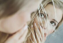 Σε έναν κόσμο που λατρεύει τα φίλτρα, η ωμή καθαρότητα είναι μια μορφή ελευθερίας