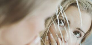 Σε έναν κόσμο που λατρεύει τα φίλτρα, η ωμή καθαρότητα είναι μια μορφή ελευθερίας