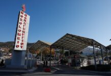 Μηχανή συγκρούστηκε με αυτοκίνητο, στο νοσοκομείο ο μοτοσικλετιστής