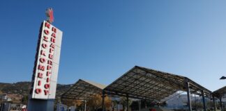 Μηχανή συγκρούστηκε με αυτοκίνητο, στο νοσοκομείο ο μοτοσικλετιστής