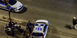 Τρεις ανήλικοι έκλεψαν δύο αυτοκίνητα – Ο ένας επιτέθηκε στους αστυνομικούς