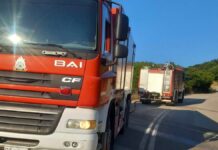 Φωτιά σε στέγη κτιρίου στην Αρτέμιδα