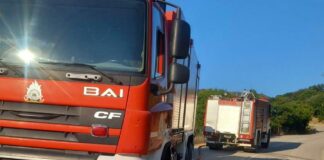 Φωτιά σε στέγη κτιρίου στην Αρτέμιδα