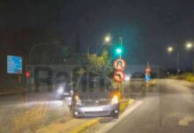 Τροχαίο στην έξοδο της Αττικής Οδού προς Ραφήνα – ΙΧ κατέληξε στη διαχωριστική νησίδα