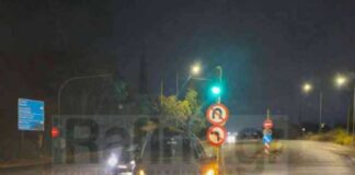 Τροχαίο στην έξοδο της Αττικής Οδού προς Ραφήνα – ΙΧ κατέληξε στη διαχωριστική νησίδα