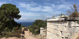 ΥΠΠΟ: Αναβαθμίζεται ο αρχαιολογικός χώρος του Ραμνούντος – Αποκατάσταση του φρουρίου και νέα έργα πρόσβασης