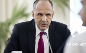 Με την εξωτερική πολιτική και στις κάλπες