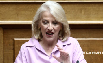 Εντός και Εκτός: «Καρατομήσεις» και μηνύματα από τη Δούρου