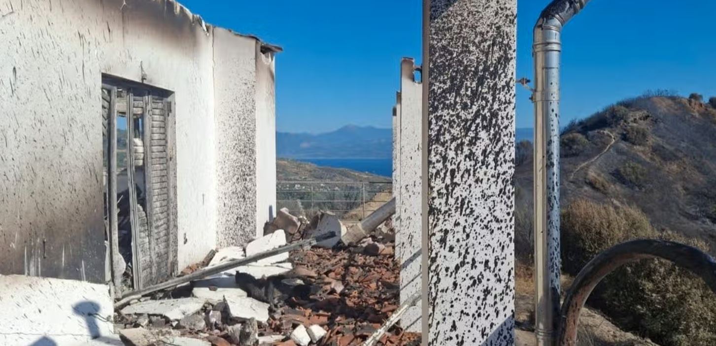 φωτιά, Αιγιάλεια, ζευγάρι, σπίτι, Βρετανία