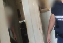 Βίντεο από τη στιγμή που αστυνομικοί απομακρύνουν ηλικιωμένη από το σπίτι της