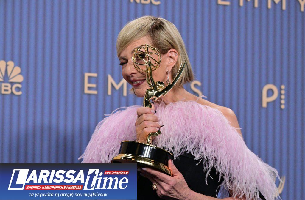 Emmy: Το «Widow’s Bay» έγραψε ιστορία με 14 βραβεία, καλύτερη δραματική σειρά το «The Pitt» – Ρεκόρ για τον Μάθιου Ρις, και 5η διάκριση για τη Ζαν Σμαρτ