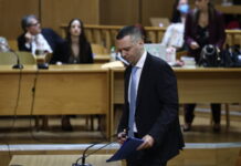 Αποφυλακίστηκε ο Ηλίας Κασιδιάρης – Υποστηρικτές του τον περίμεναν με σημαίες