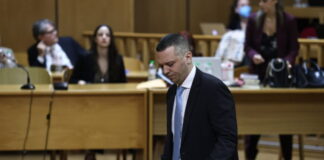 Αποφυλακίστηκε ο Ηλίας Κασιδιάρης – Υποστηρικτές του τον περίμεναν με σημαίες