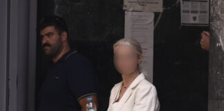 Λιποθύμησε η γιατρός που κατηγορείται για τον θάνατό του, μετά την απολογία της