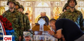 Πλήθος κόσμου στην κηδεία Μλάντιτς στο Βελιγράδι – Είχε καταδικαστεί για τη σφαγή της Σρεμπρένιτσα