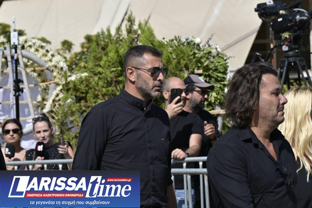 Γιώργος Μαζωνάκης: Στη Νίκαια η εξόδιος ακολουθία – Παρουσία καλλιτεχνών και πλήθους κόσμου (Live)