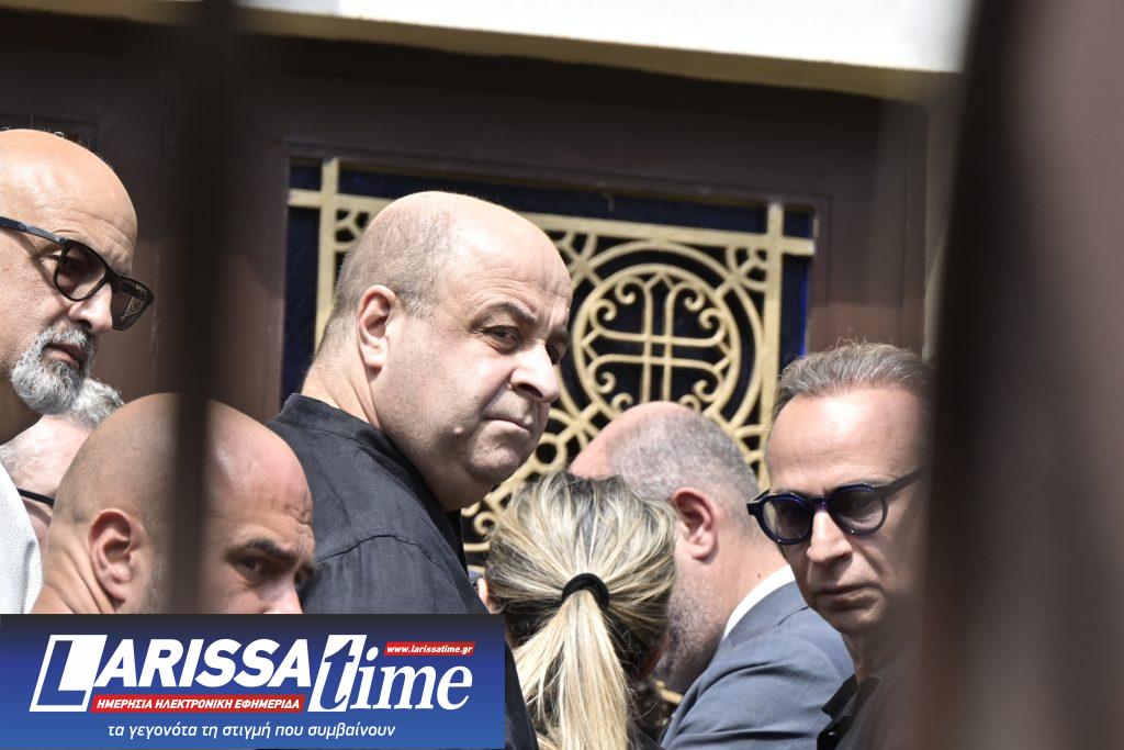 Γιώργος Μαζωνάκης: Στη Νίκαια η εξόδιος ακολουθία – Παρουσία καλλιτεχνών και πλήθους κόσμου (Live)