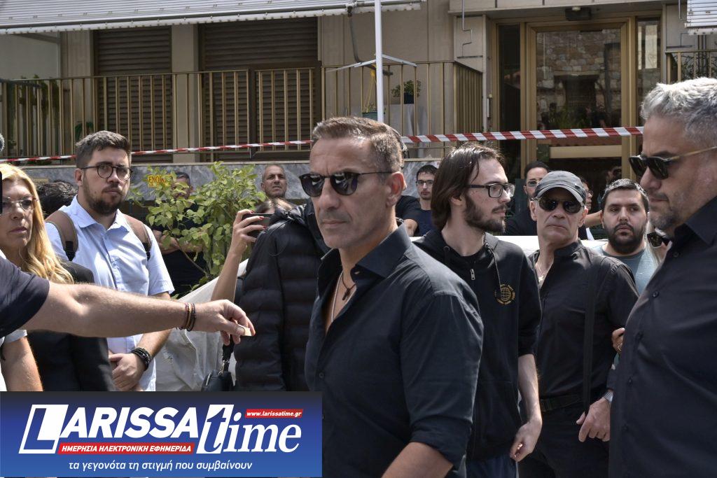 Γιώργος Μαζωνάκης: Στη Νίκαια η εξόδιος ακολουθία – Παρουσία καλλιτεχνών και πλήθους κόσμου (Live)