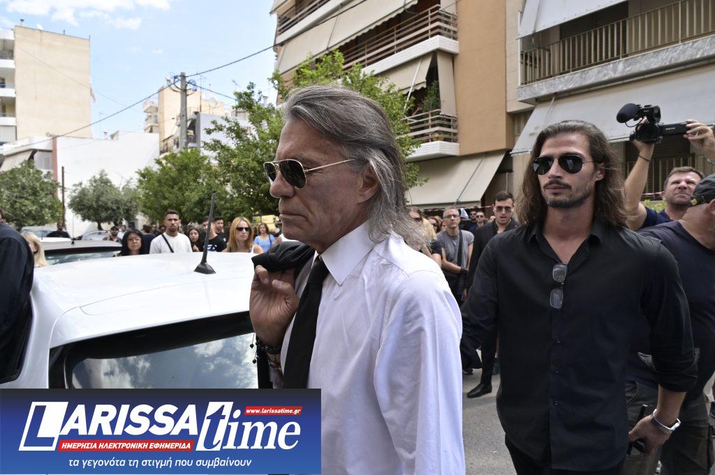Γιώργος Μαζωνάκης: Στη Νίκαια η εξόδιος ακολουθία – Παρουσία καλλιτεχνών και πλήθους κόσμου (Live)