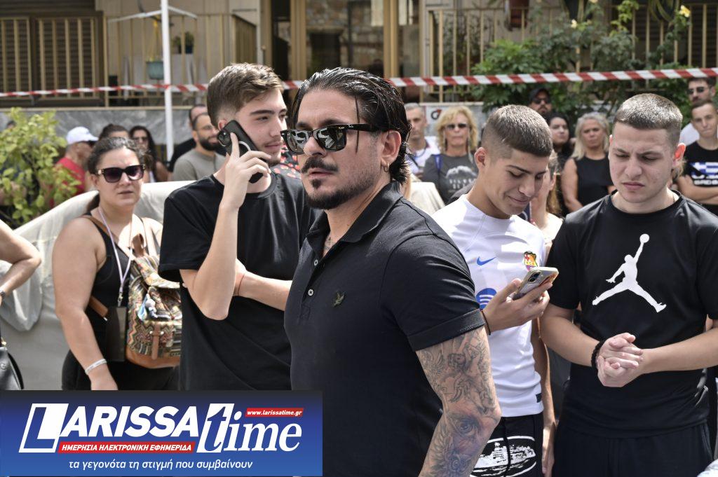 Γιώργος Μαζωνάκης: Στη Νίκαια η εξόδιος ακολουθία – Παρουσία καλλιτεχνών και πλήθους κόσμου (Live)