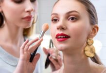 Μακιγιάζ και skincare από το σχολείο: Γιατί τα κορίτσια βάφονται όλο και σε μικρότερη ηλικία