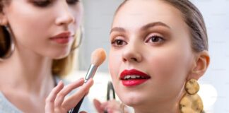 Μακιγιάζ και skincare από το σχολείο: Γιατί τα κορίτσια βάφονται όλο και σε μικρότερη ηλικία
