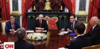 Πίσω από τις λέξεις: Η κόκκινη αίθουσα του Πούτιν, οι φάκελοι και όσα συζήτησε με τους απεσταλμένους