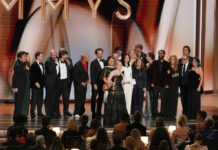 Emmy: Το «Widow’s Bay» έγραψε ιστορία με 14 βραβεία, καλύτερη δραματική σειρά το «The Pitt» – Ρεκόρ για τον Μάθιου Ρις, και 5η διάκριση για τη Ζαν Σμαρτ