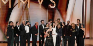 Emmy: Το «Widow’s Bay» έγραψε ιστορία με 14 βραβεία, καλύτερη δραματική σειρά το «The Pitt» – Ρεκόρ για τον Μάθιου Ρις, και 5η διάκριση για τη Ζαν Σμαρτ