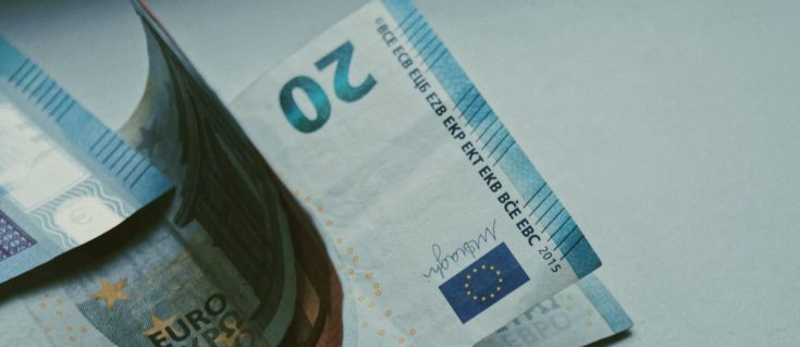 Έρευνα: Πώς εξοφλούν τους λογαριασμούς τους οι Ευρωπαίοι – Τι δείχνουν τα στοιχεία